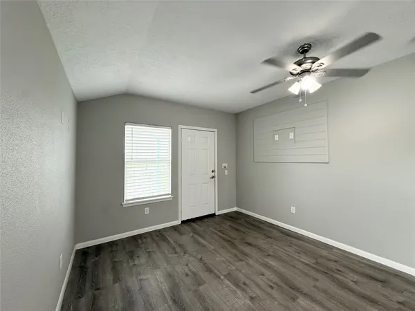 $1,650 | 300 Longstreet Road, Willis, TX 77378