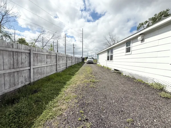 $1,650 | 300 Longstreet Road, Willis, TX 77378