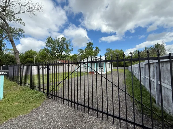 $1,650 | 300 Longstreet Road, Willis, TX 77378