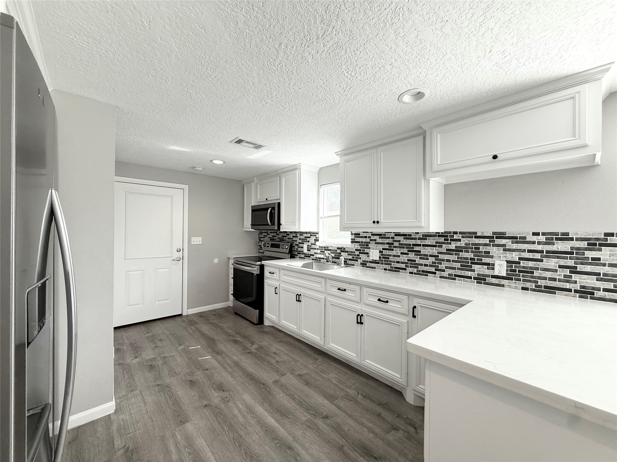 300 Longstreet Road Willis, TX 77378 - Photo 5 of 30 Kitchen with Refrigerator included