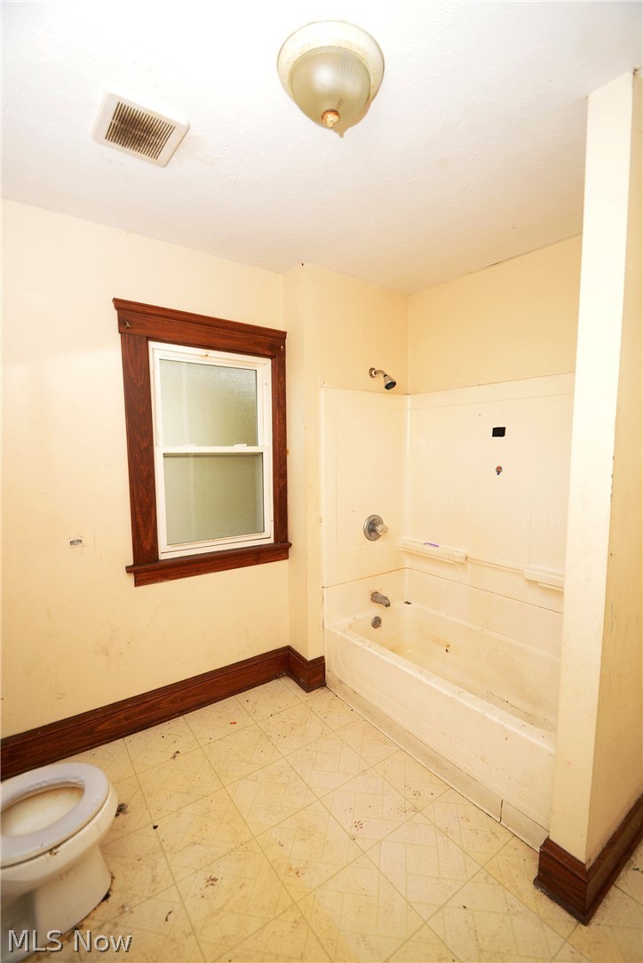 1824 Charles Road Cleveland, OH 44112 - Photo 4 of 21