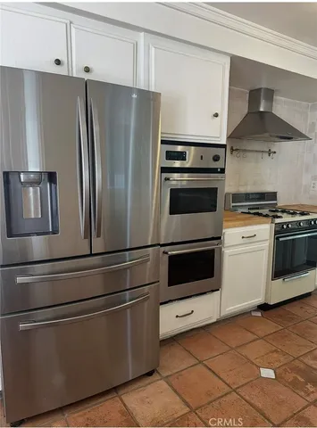 a view of a livingroom with furniture and an entryway