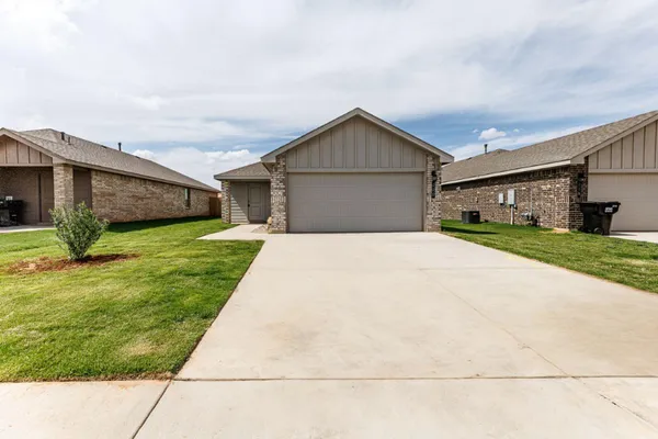 $1,695 | 220 16th Street, Wolfforth, TX 79382