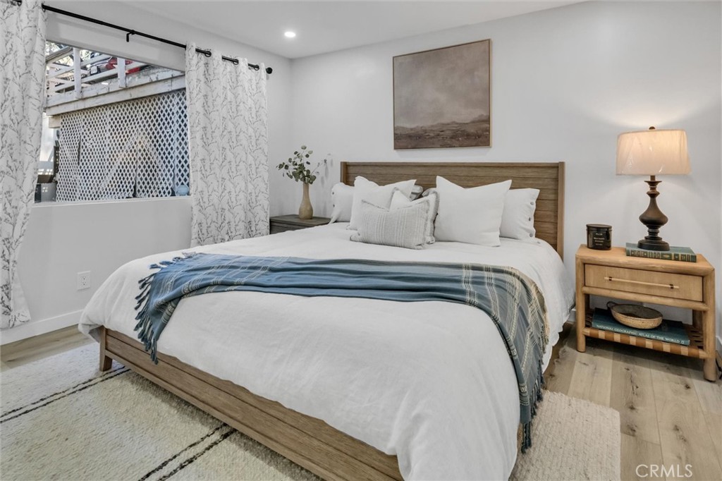 377 Hillside Road Lake Arrowhead, CA 92352 - Photo 11 of 33 a bedroom with bed and a painting on the wall