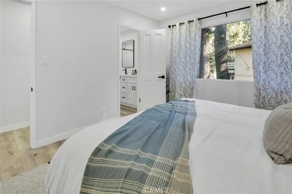 a en suite bathroom with sinks and mirror