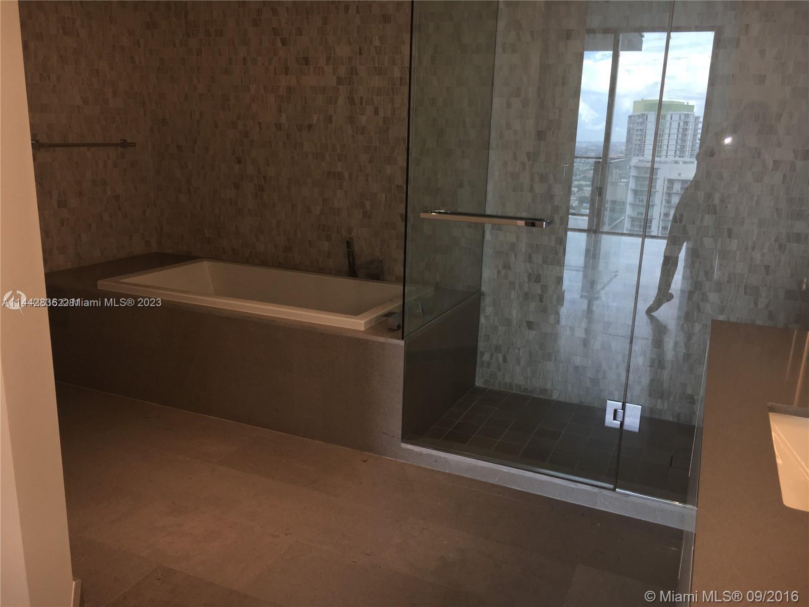 68 Southeast 6th Street, Unit 3510 Miami, FL 33131 - Photo 6 of 19 a bathroom with a bathtub