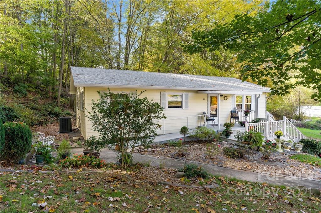 131 Davis Cove Road Waynesville, NC 28786 - Photo 2 of 28 Gallery Image 2