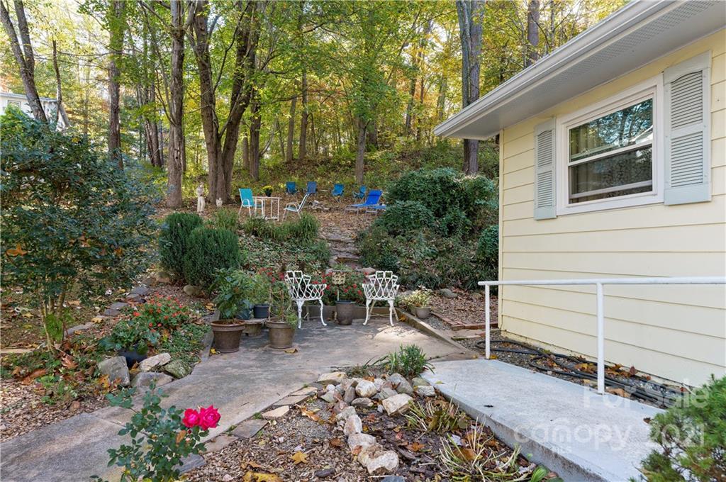 131 Davis Cove Road Waynesville, NC 28786 - Photo 4 of 28 Gallery Image 4