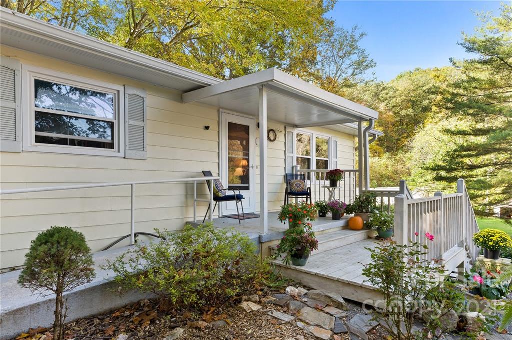 131 Davis Cove Road Waynesville, NC 28786 - Photo 5 of 28 Gallery Image 5