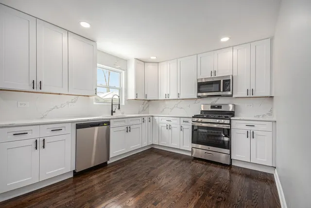 $429,900 | 225 Sunrise Avenue, Willowbrook, IL 60527