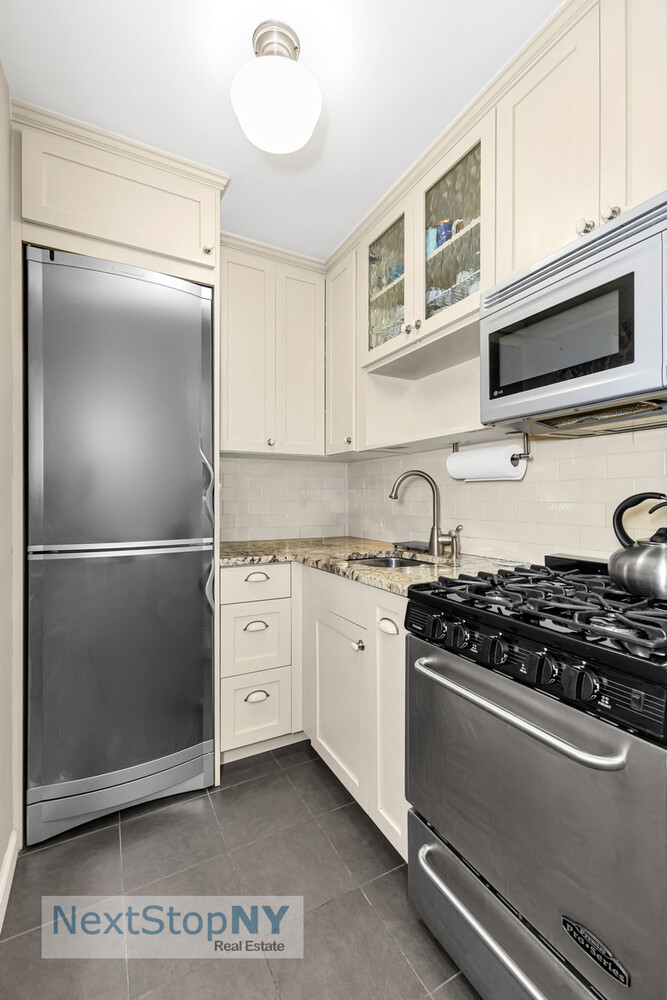 200 East 74th Street, Unit 3G Manhattan, NY 10021 - Photo 5 of 12