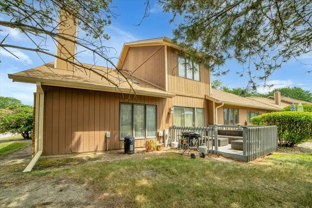 a view of a house with backyard