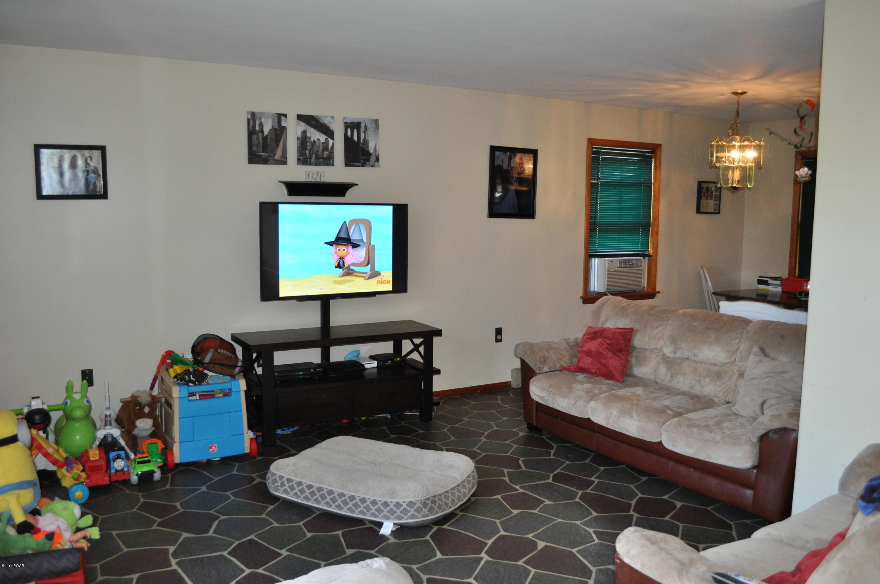 8 Elizabeth Road Beach Lake, PA 18405 - Photo 4 of 15 Living room