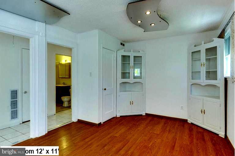 3201 Wayne Road Falls Church, VA 22042 - Photo 17 of 26 Living Room