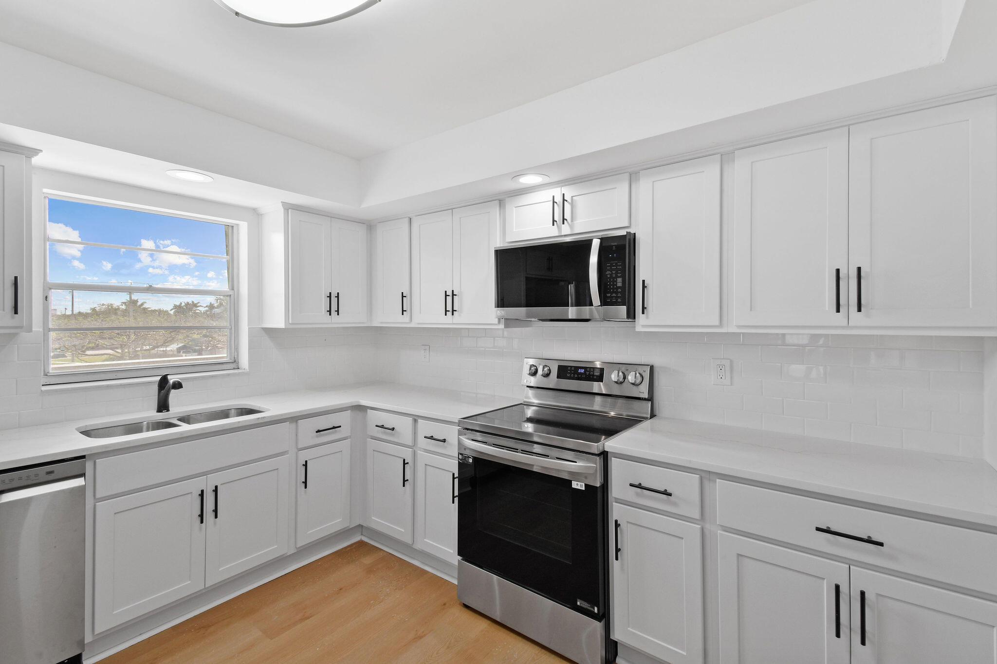 3040 Lake Shore Drive, Unit 305 Riviera Beach, FL 33404 - Photo 11 of 24 3040LakeShoreDr#305(9)