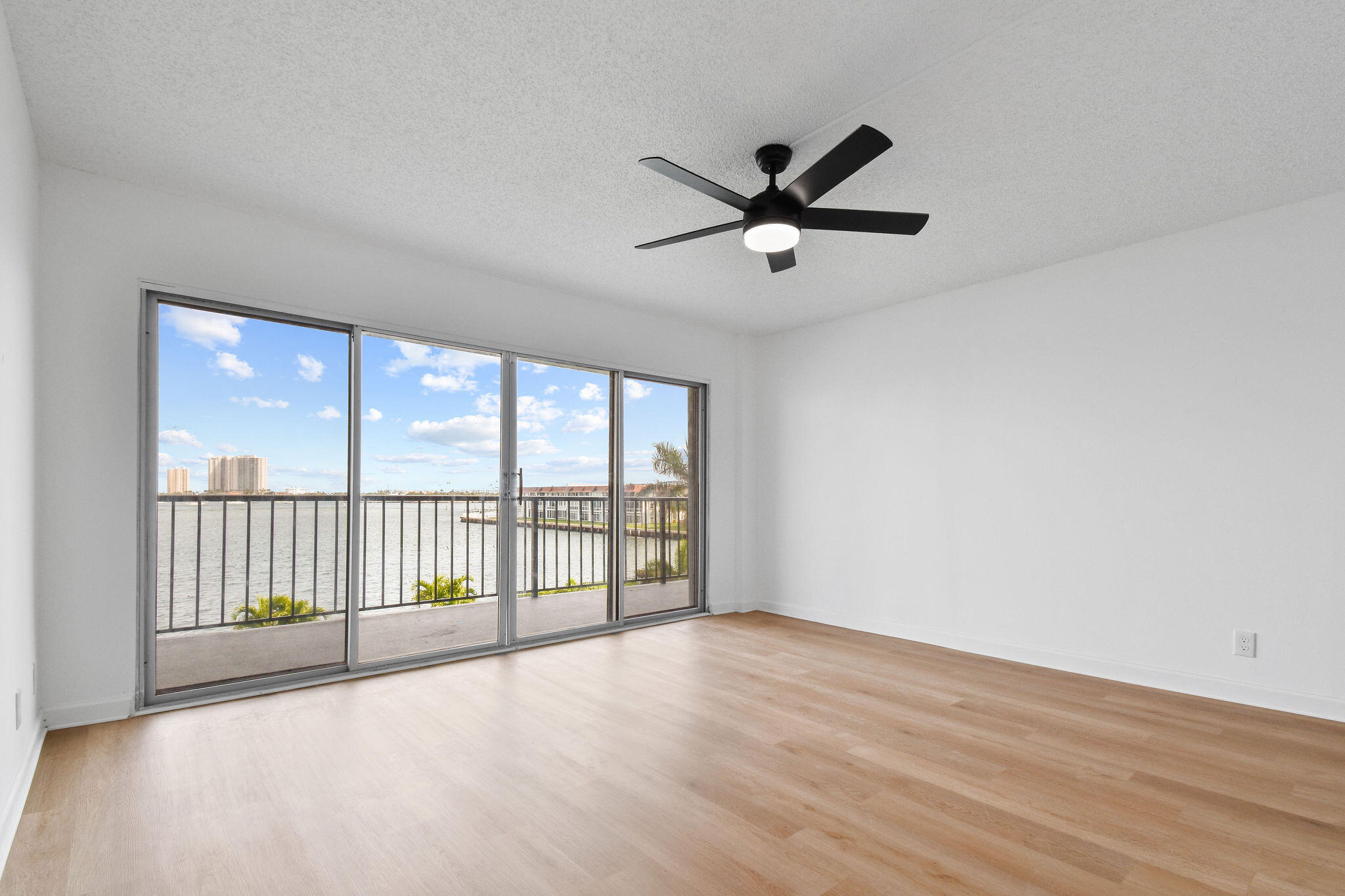 3040 Lake Shore Drive, Unit 305 Riviera Beach, FL 33404 - Photo 9 of 24 3040LakeShoreDr#305(5)