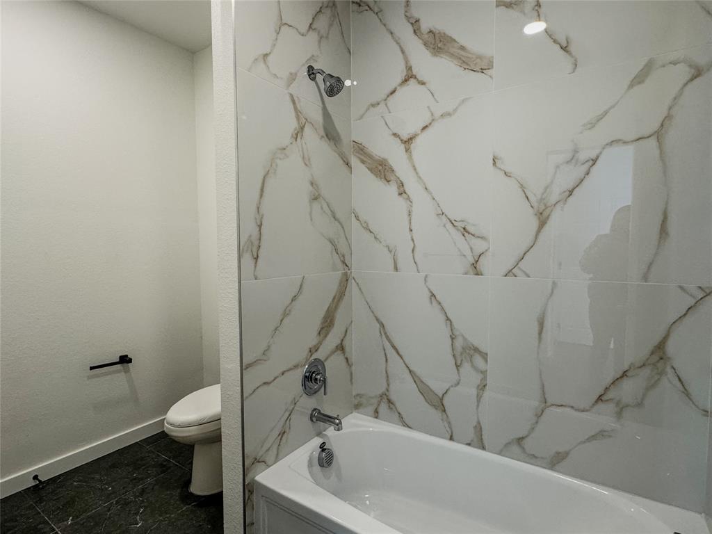 340 Lucy Road Greenville, TX 75402 - Photo 17 of 19 a bathroom with a toilet and a bathtub