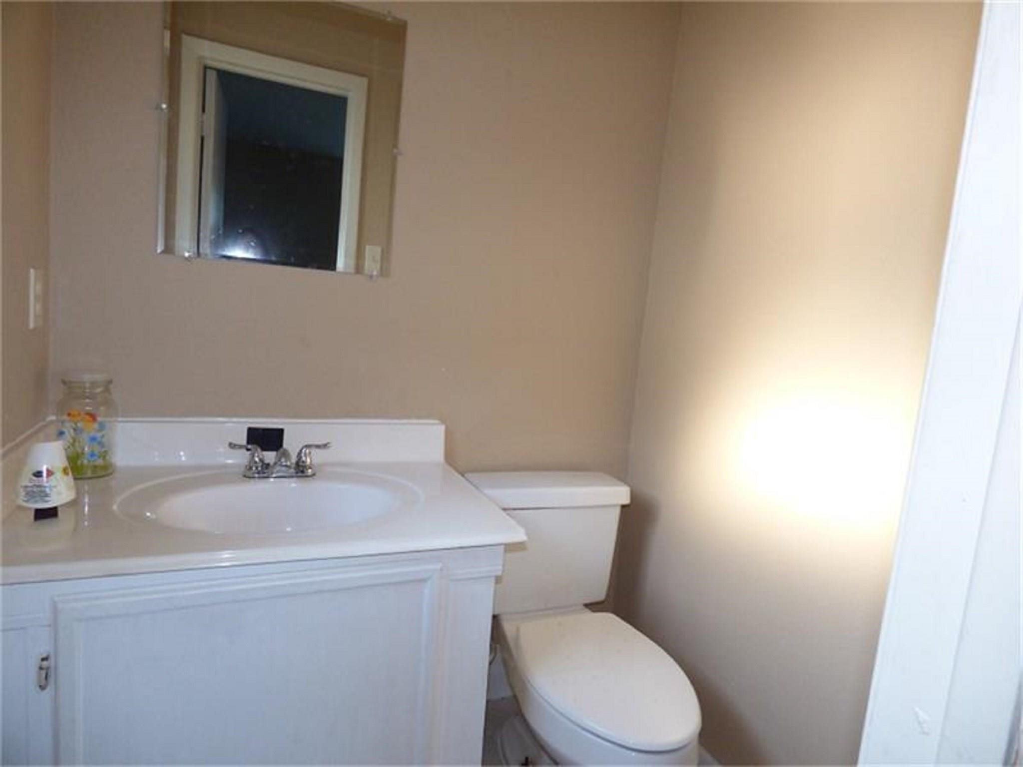 1222 Kappa Street Pasadena, TX 77504 - Photo 9 of 10 Half bath