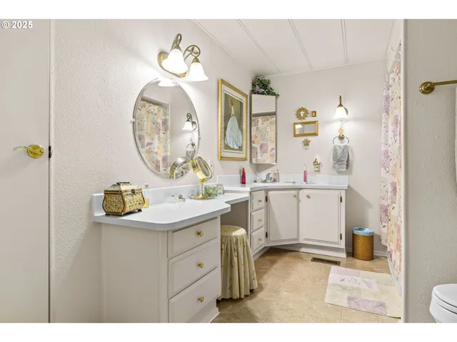 a en suite bathroom with a sink and a mirror