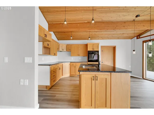 $549,000 | 190 Paradise Point Lane, Roseburg, OR 97471