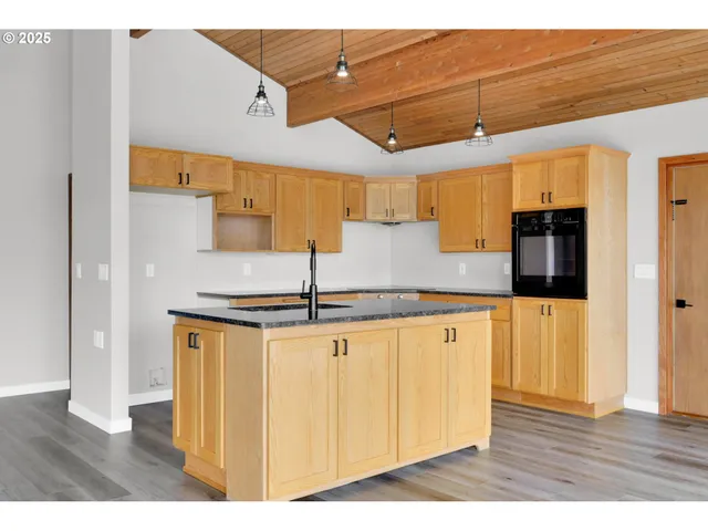 $549,000 | 190 Paradise Point Lane, Roseburg, OR 97471