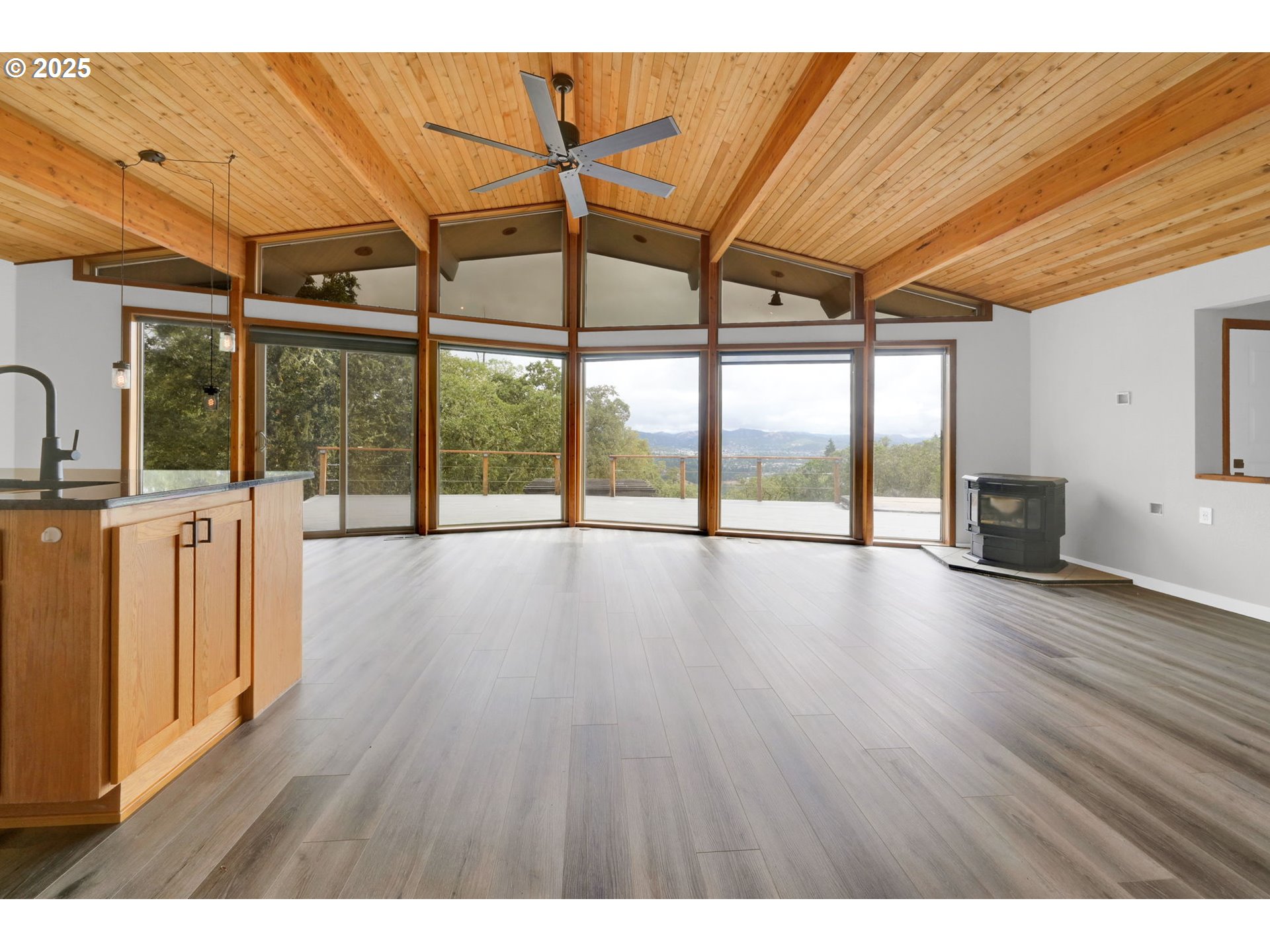 190 Paradise Point Lane Roseburg, OR 97471 - Photo 3 of 40