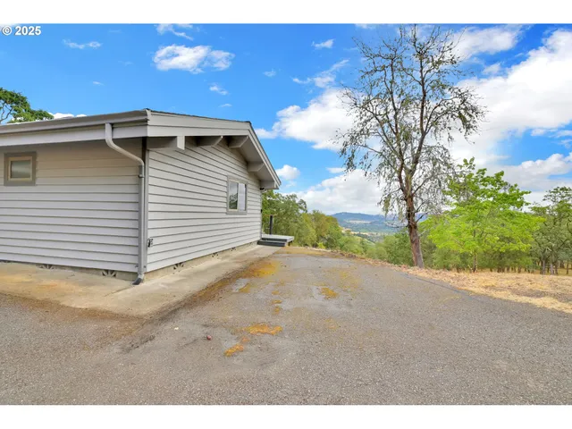 $549,000 | 190 Paradise Point Lane, Roseburg, OR 97471