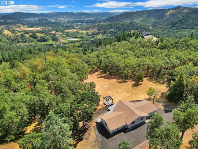 $549,000 | 190 Paradise Point Lane, Roseburg, OR 97471