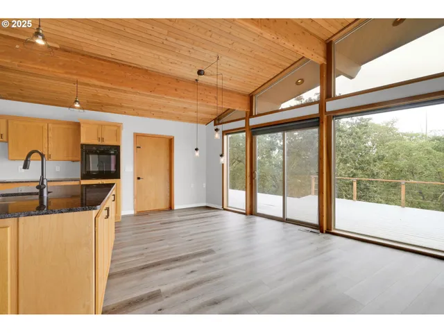 $549,000 | 190 Paradise Point Lane, Roseburg, OR 97471