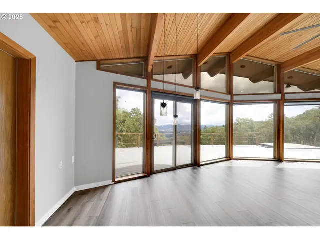 $549,000 | 190 Paradise Point Lane, Roseburg, OR 97471