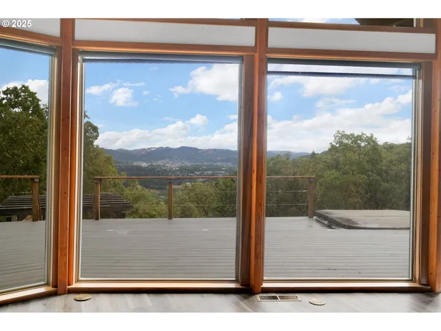 $549,000 | 190 Paradise Point Lane, Roseburg, OR 97471