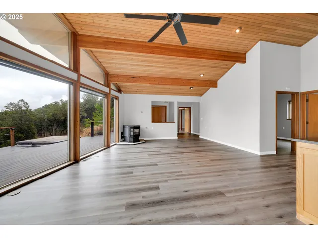 $549,000 | 190 Paradise Point Lane, Roseburg, OR 97471