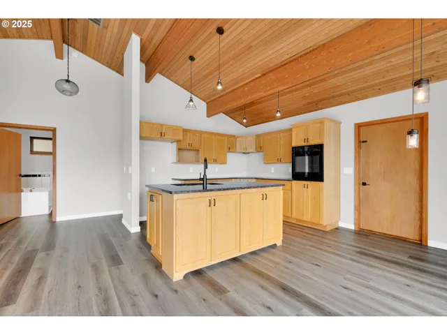 $549,000 | 190 Paradise Point Lane, Roseburg, OR 97471