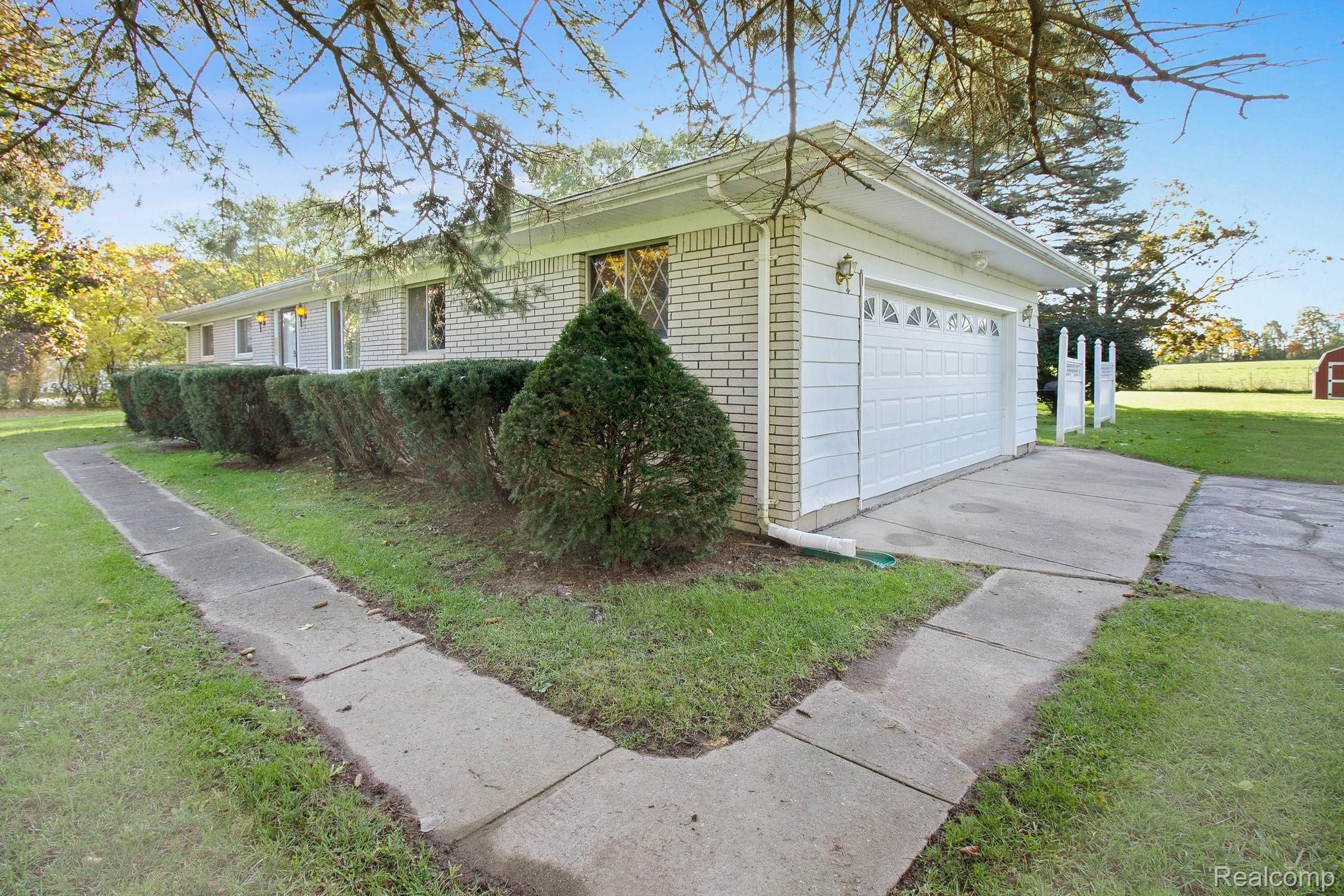 990 East Davis Road Howell, MI 48843 - Photo 2 of 23 IMG_1767.jpg