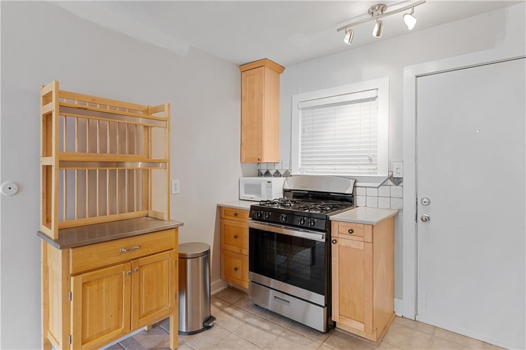 866 Briarcliff Road Northeast, Unit B3 Atlanta, GA 30306 - Photo 7 of 17 a kitchen that has a stove and a microwave oven