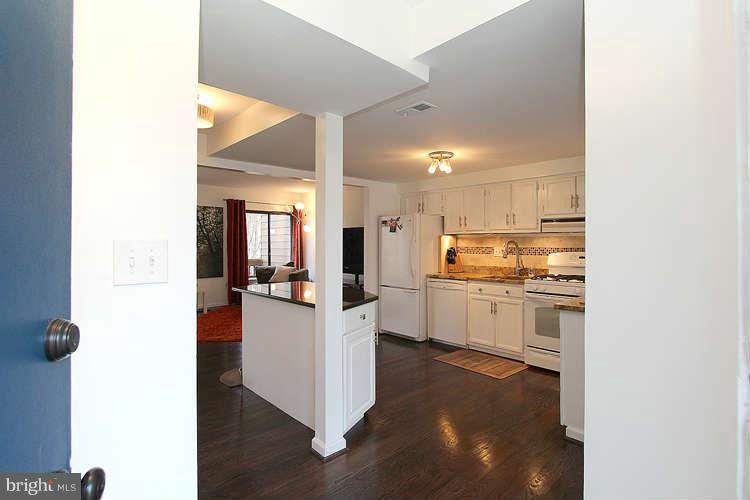 11505 Hearthstone Court Reston, VA 20191 - Photo 2 of 30 Interior (General)