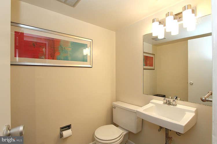 11505 Hearthstone Court Reston, VA 20191 - Photo 23 of 30 Bath