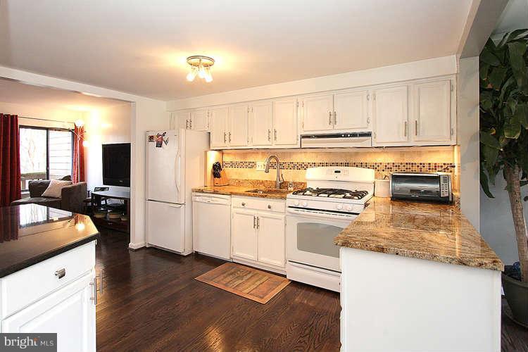 11505 Hearthstone Court Reston, VA 20191 - Photo 7 of 30 Kitchen