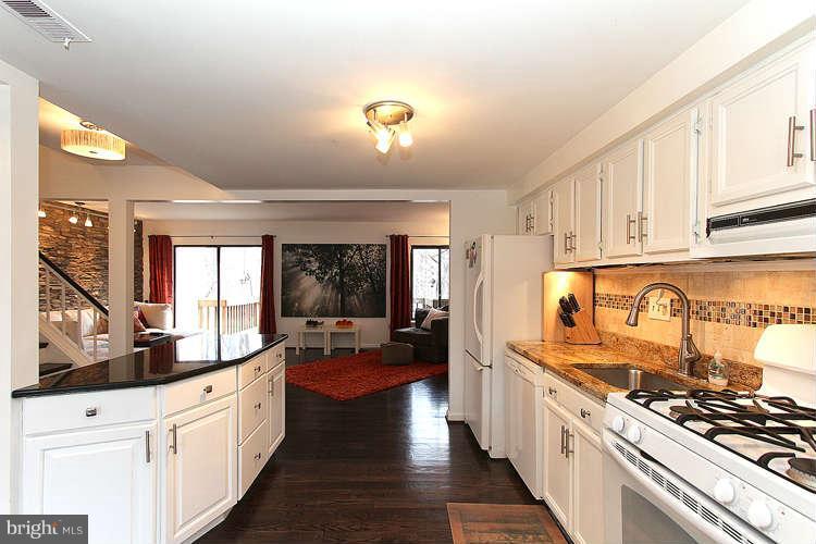 11505 Hearthstone Court Reston, VA 20191 - Photo 9 of 30 Kitchen