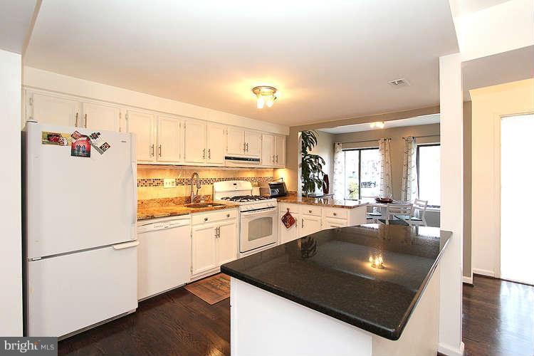 11505 Hearthstone Court Reston, VA 20191 - Photo 10 of 30 Kitchen