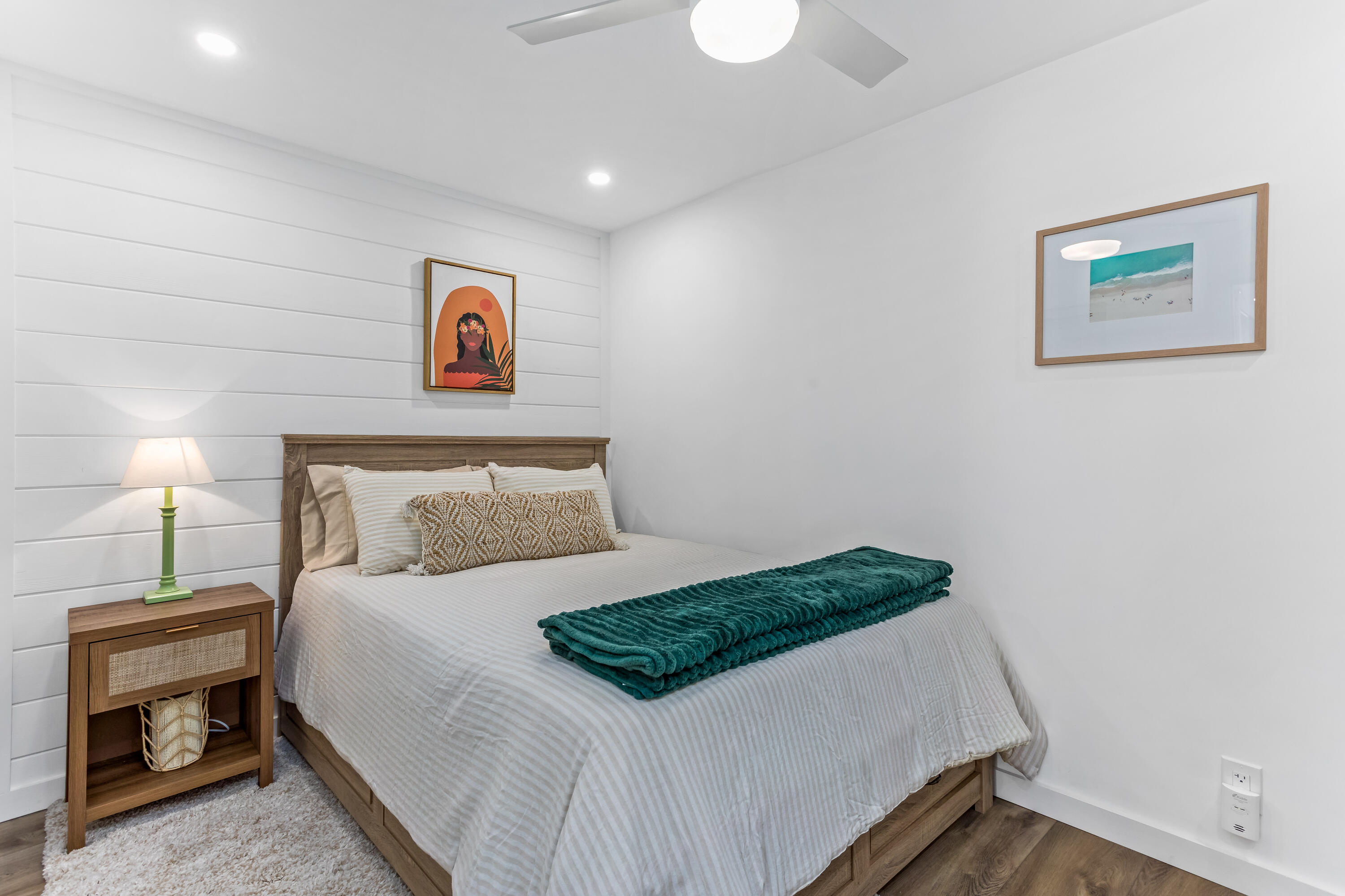 4902 Sandyland Road, Unit 134 Carpinteria, CA 93013 - Photo 11 of 19 a bedroom with a bed and a lamp