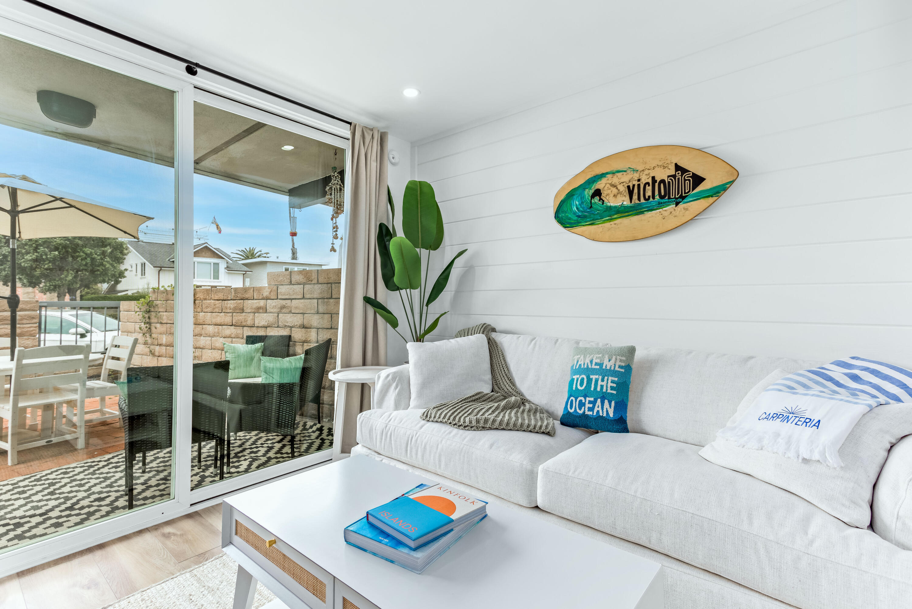 4902 Sandyland Road, Unit 134 Carpinteria, CA 93013 - Photo 3 of 19 a living room with furniture and a potted plant