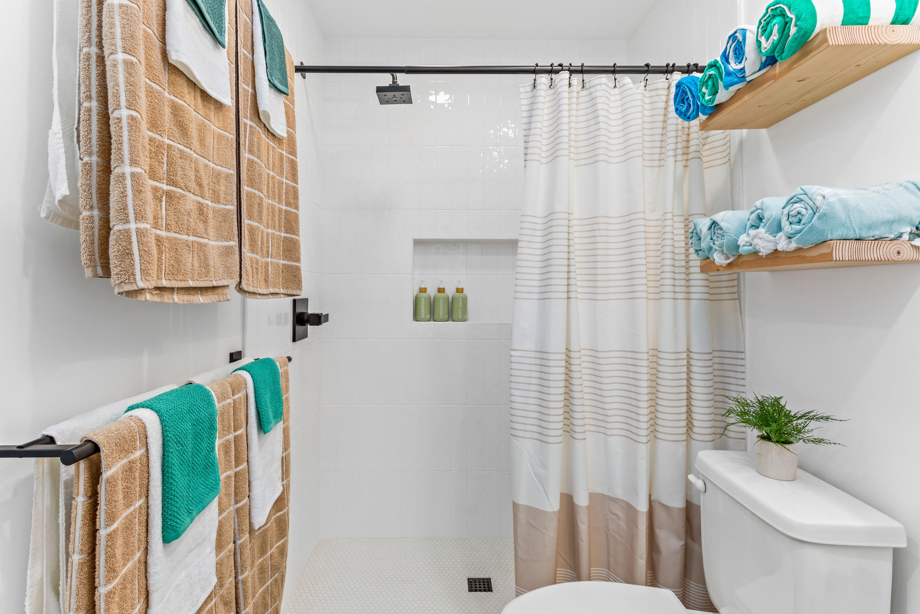 4902 Sandyland Road, Unit 134 Carpinteria, CA 93013 - Photo 9 of 19 a bathroom with a shower curtain