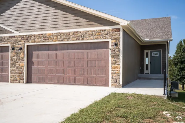 $365,000 | 917 Eagle Ridge Drive, Baldwin City, KS 66006