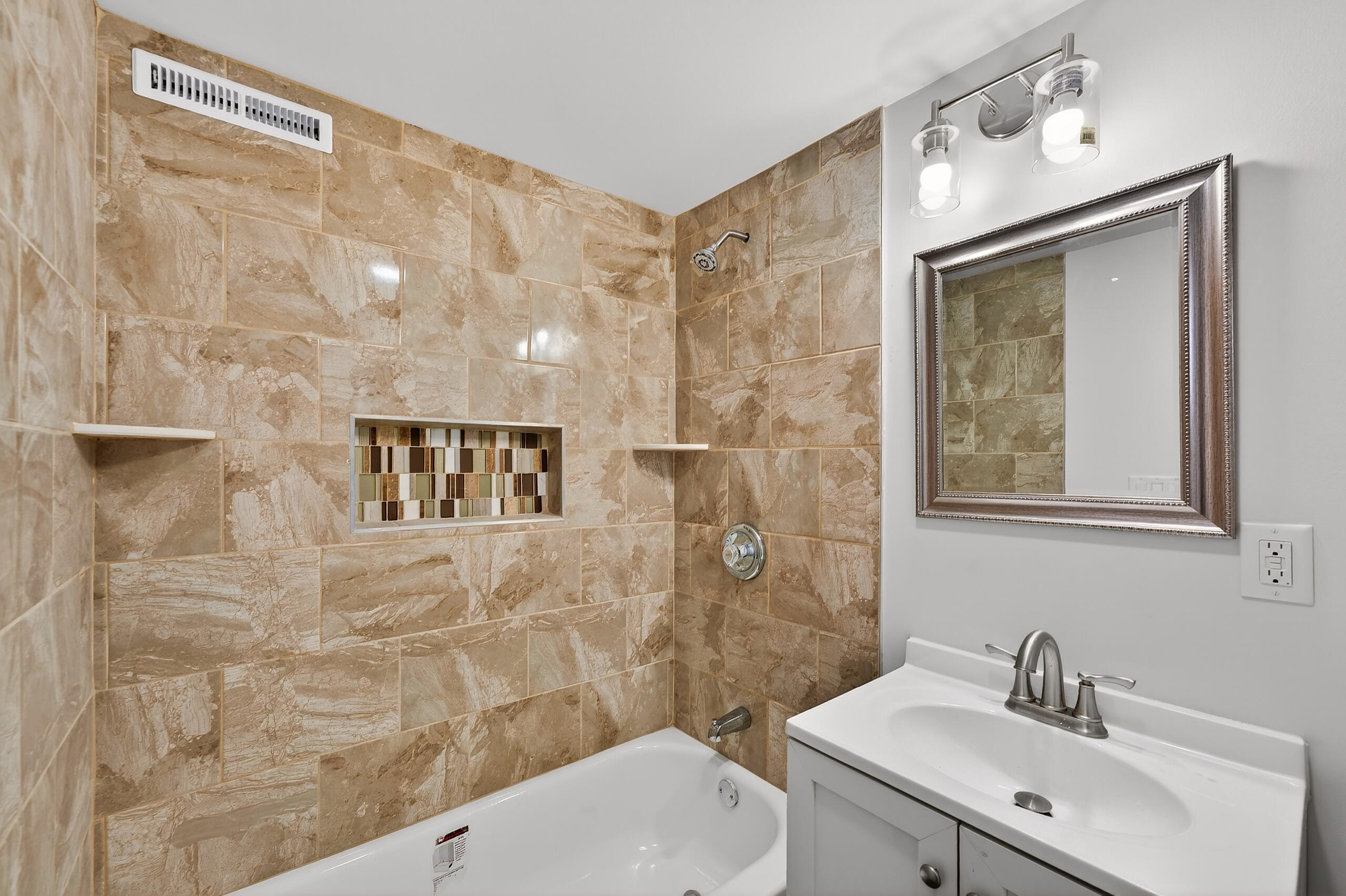 716 West Rogers Street Milwaukee, WI 53204 - Photo 19 of 40 Unit 1- Full Bathroom