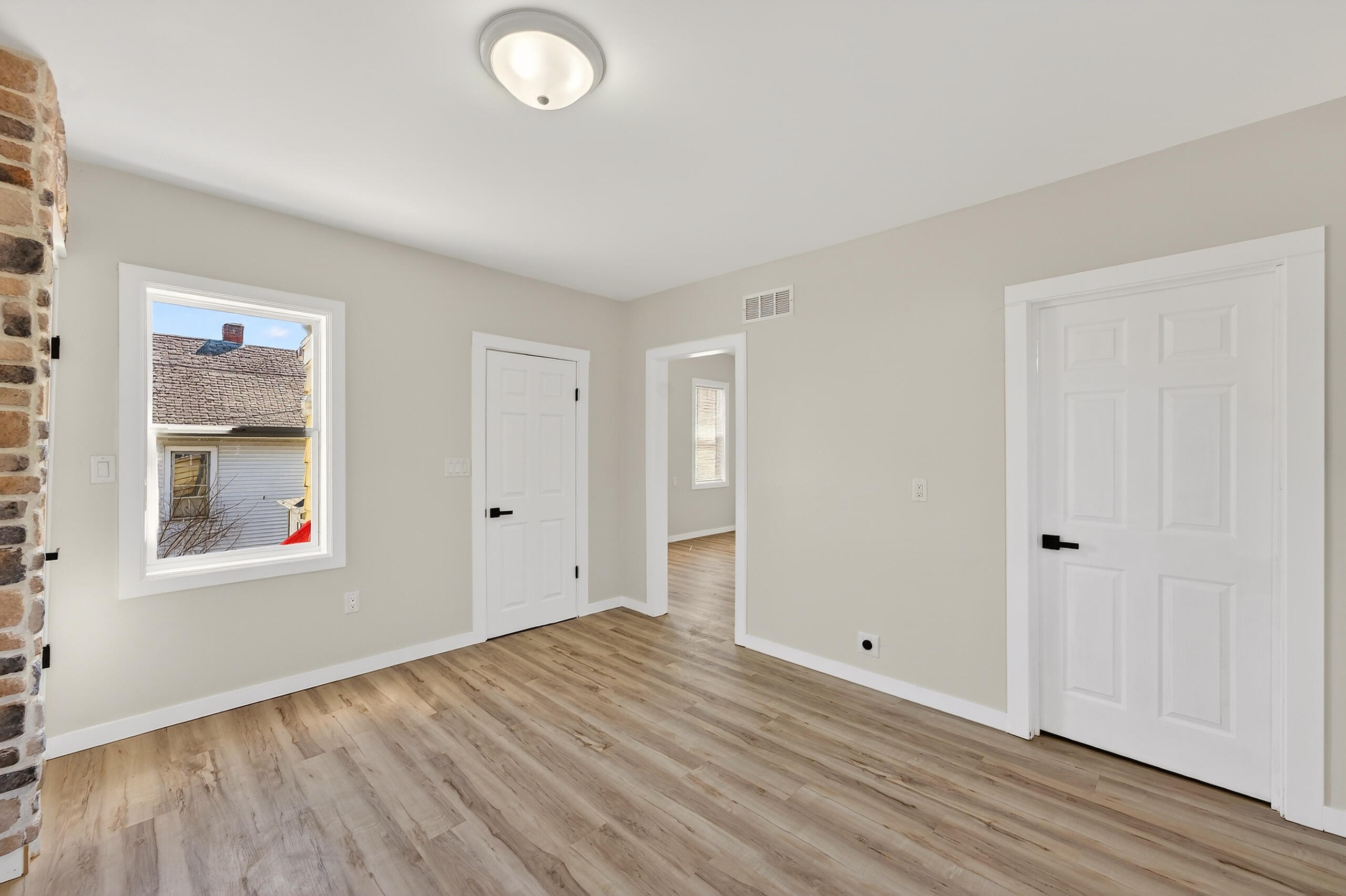 716 West Rogers Street Milwaukee, WI 53204 - Photo 24 of 40 Unit 2- Living Room