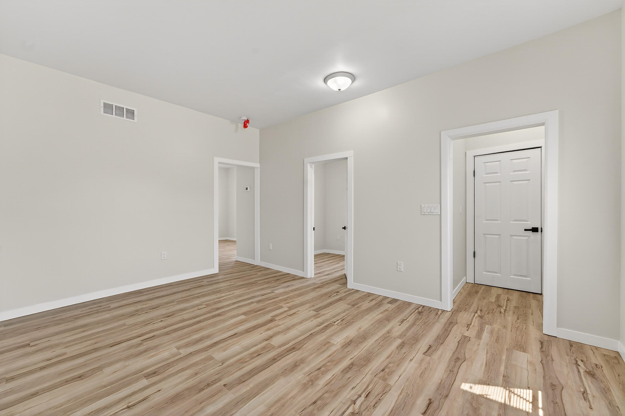 716 West Rogers Street Milwaukee, WI 53204 - Photo 28 of 40 Unit 2- Living room
