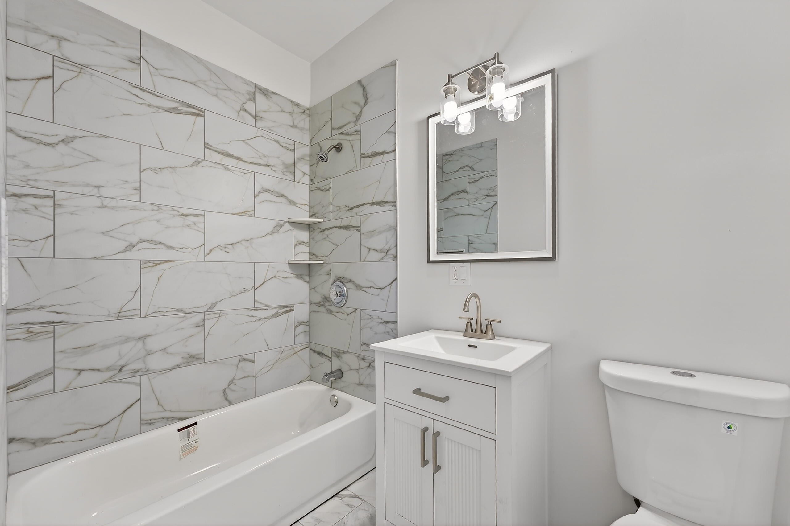 716 West Rogers Street Milwaukee, WI 53204 - Photo 36 of 40 Unit 2- Full Bathroom