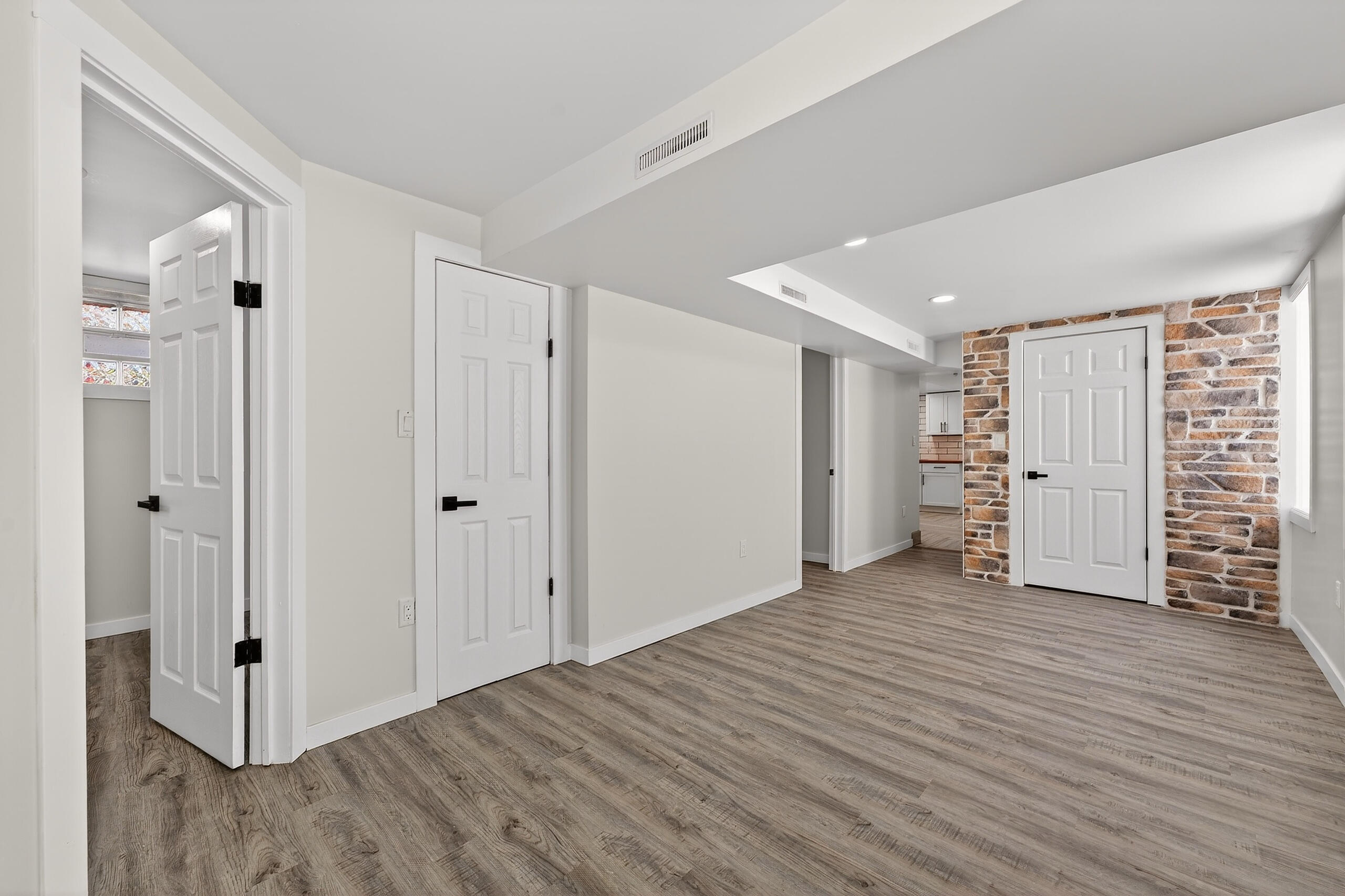 716 West Rogers Street Milwaukee, WI 53204 - Photo 9 of 40 Unit 1- Living Room