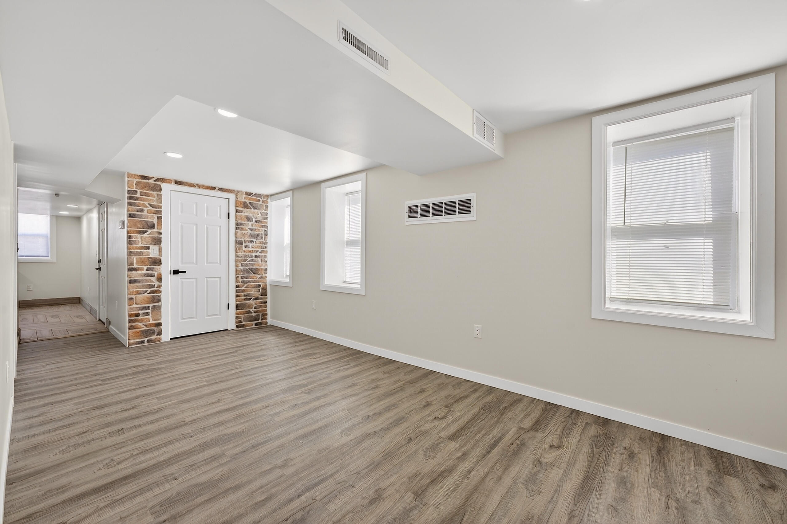 716 West Rogers Street Milwaukee, WI 53204 - Photo 10 of 40 Unit 1- Living Room